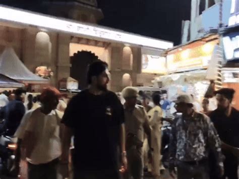 ishant sharma visits kashi vishwanath temple varanasi performs ...