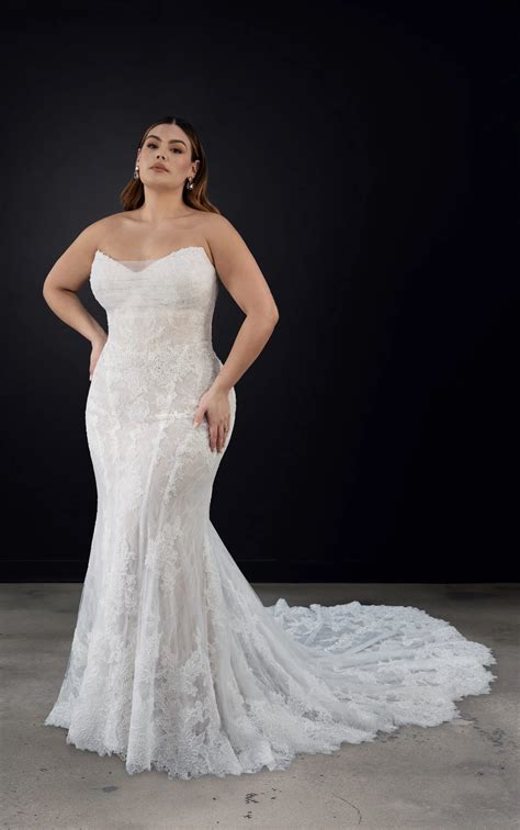 Romantic Plus Size Lace Bridal Dress with Detachable Sleeves