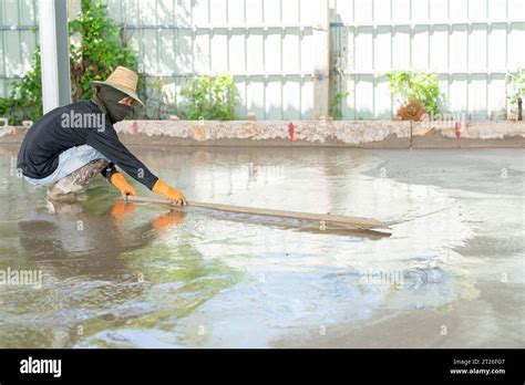 Concrete Leveler Usinga Trowel 的图像结果