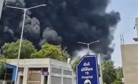 Ahmedabad Plane Crash: उड़ान भरते ही अहमदाबाद में क्रैश हुआ विमान, 242 ...