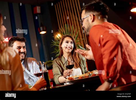 Restaurant with People 的图像结果