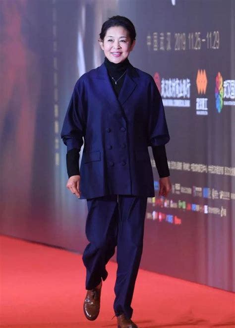 59歲倪萍素顏現身，瘦身成功年輕10歲，皮膚緊緻多了 - 每日頭條