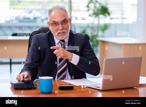 Old Business People 的图像结果