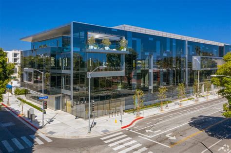 News | Scrubs maker Figs doubles down in Santa Monica as LA office ...