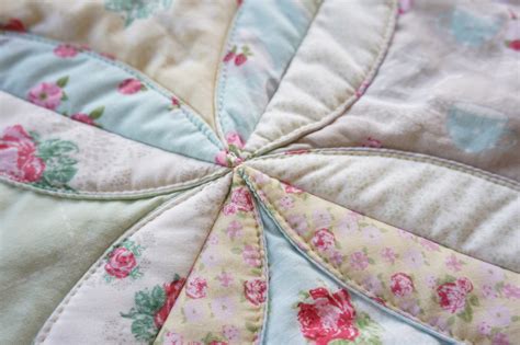 Cathedral Window Quilting Tutorial 的图像结果