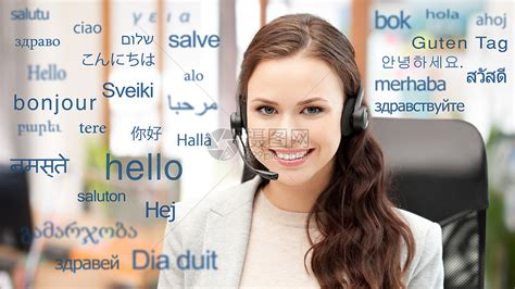 翻译,商业技术微笑的女翻译接线员办公室耳机,以同的外语问候语戴耳机的女人胜过外语的单词高清图片下载-正版图片300047249-摄图网