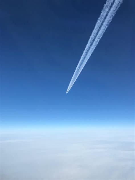 坐飞机目睹最美航迹云：23条组成“天空斑马线”_3DM单机