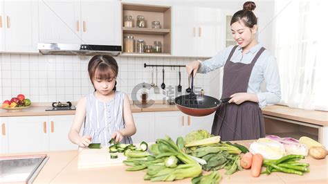 家庭妇女厨房做饭图片素材-正版创意图片401020581-摄图网