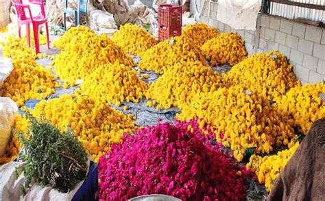 ஆயுத பூஜையை முன்னிட்டு விற்பனைக்கு குவிந்த பூக்கள்! | nakkheeran