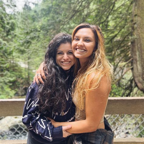 3 लेस्बियन लड़कियों को हुआ प्यार, तीनों रहने लगे संग! - Two girls ...