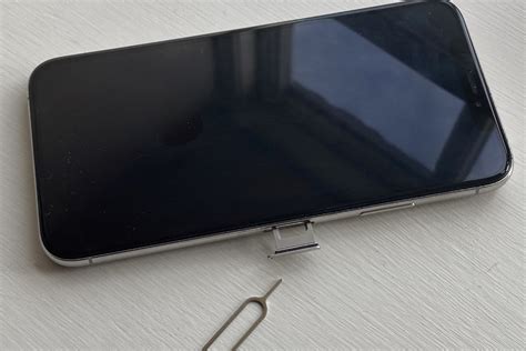 Fitting Sim Card in iPhone 13 的图像结果