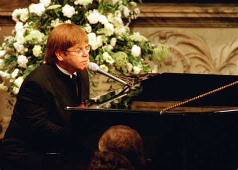 Elton John diz que precisou usar teleprompter para cantar no funeral da ...