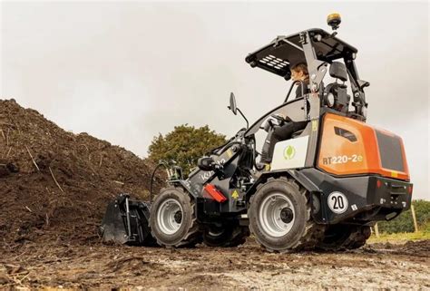 Kubota introduces battery-powered articulated loaders