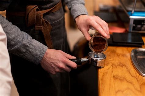 Kaffeestubemitarbeiter, der Kaffee macht | Kostenlose Foto