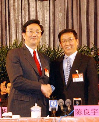 图文：陈良宇与新当选的上海市市长韩正热烈握手