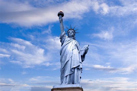 美国自由女神雕像手中抱着的是什么书?_百度知道