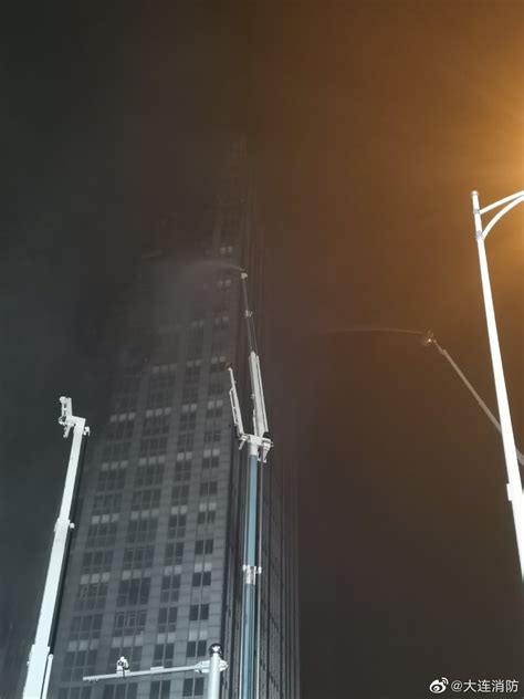 大连凯旋国际大厦突发大火：68辆消防车366名消防员参与救援，暂无人员伤亡