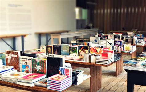 Bookstore Storefront Design 的图像结果