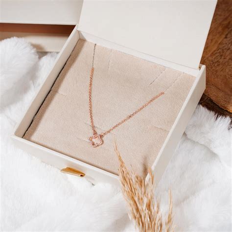 Silver pendant on a chain – BoxUp Luxury Gifting