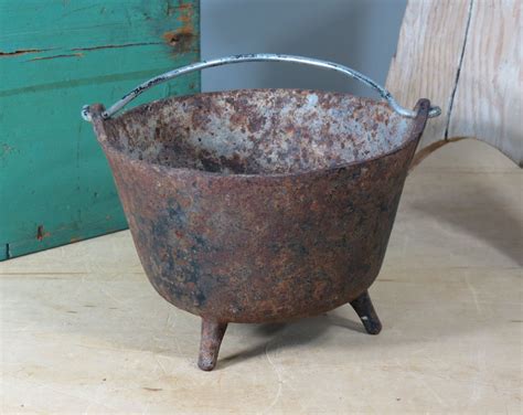 Old Cast Iron Melting Pot at Barbara Mcdonnell blog