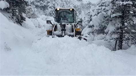 Sikkim: Snowfall disrupts vital roads in state; BRO's efforts ensure ...