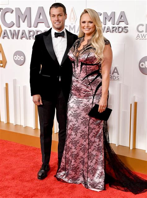 Miranda Lambert Rocks 2022 CMAs Red Carpet in Black and Pink Dress with ...