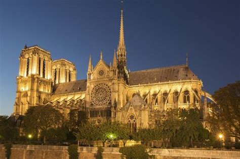 巴黎圣母院火灾7个月后恢复照明 修复需10年以上|巴黎圣母院_新浪新闻