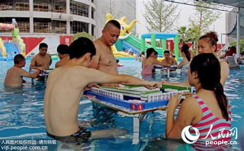 重庆市民水中打麻将躲“秋老虎”--图片频道--人民网