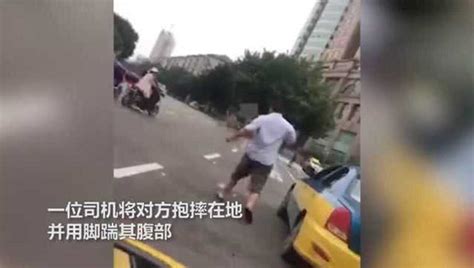 两位近80岁的老人当街互殴，完全不顾周围车辆，十分危险,社会,法制,好看视频