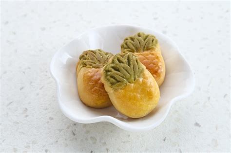 Nastar cookies taiwanese pineapple cookies with pineappleshaped filled ...