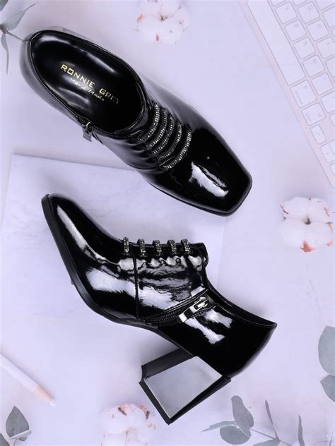 Women Black Solid Boots – ShoeTree