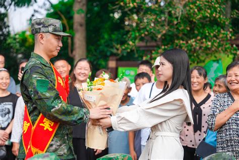 当兵去送什么礼物最新素材