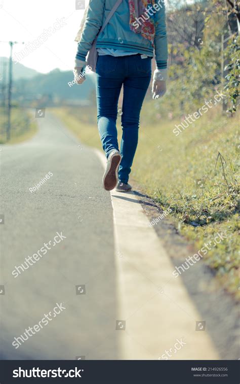 Business People Walking a Straight Line 的图像结果