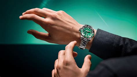 Il nuovo Rolex GMT Master 2 in oro bianco con quadrante verde: quanto ...