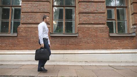 Business Man Walking 的图像结果