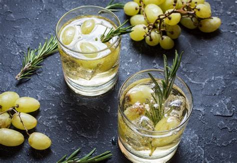 Dos Vidrios De Jugo De Uva Verde Con Las Frutas Frescas Y El Romero En ...