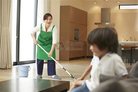 家政女保洁客厅打扫高清图片下载-正版图片502110148-摄图网