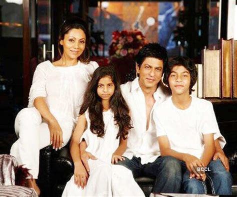 Shah Rukh Khan poses with wife Gauri, son Aryan and daughter Suhana ...