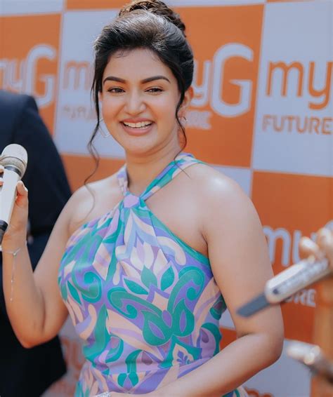 Malayalam Actress Honey Rose shares Amazing Pictures in Short Green ...