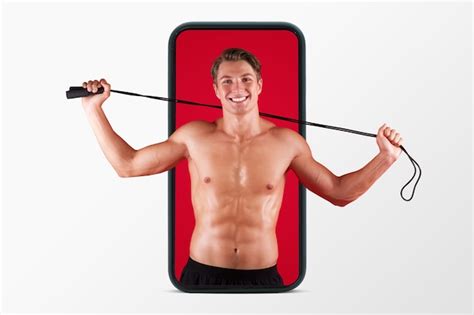 Felice giovane uomo sudato muscoloso europeo con il torso nudo fa ...