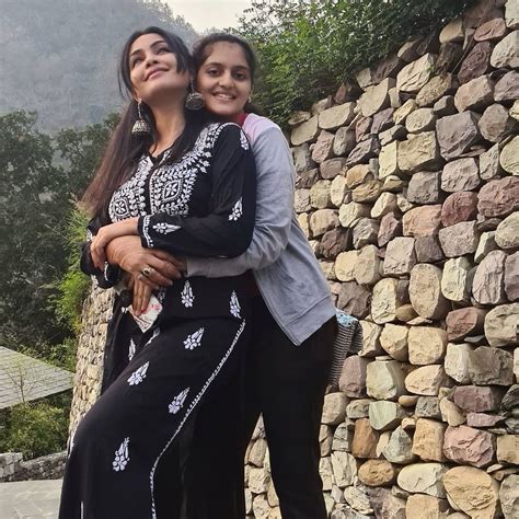 18 साल की बेटी की माँ है 'अंगूरी भाभी', अकेले बेटी की कर रही परवरिश ...