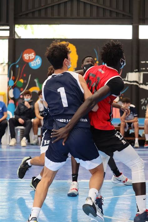 They Are Playing Basketballl 的图像结果