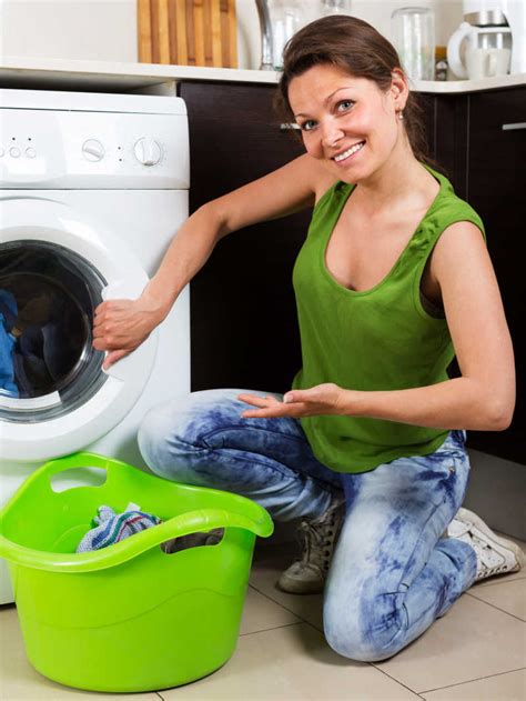 洗衣机洗衣服图片-美女把衣服放进洗衣机素材-高清图片-摄影照片-寻图免费打包下载