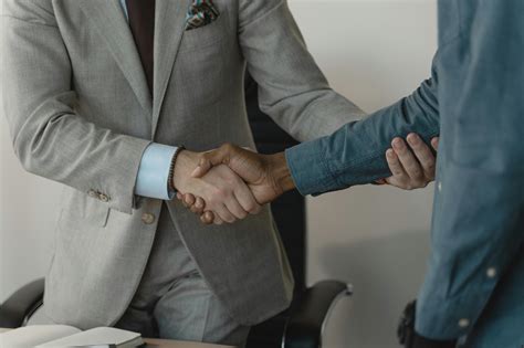 iStock Job Application Handshake HD Wallpaper 的图像结果