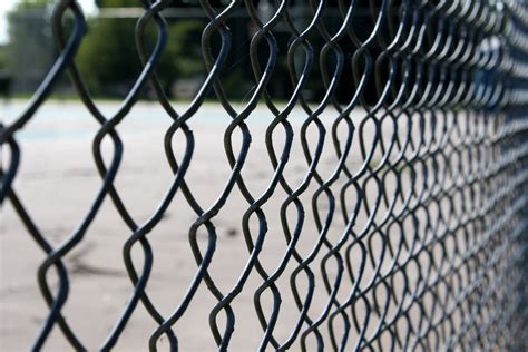 Afbeeldingsresultaten voor chain link fence