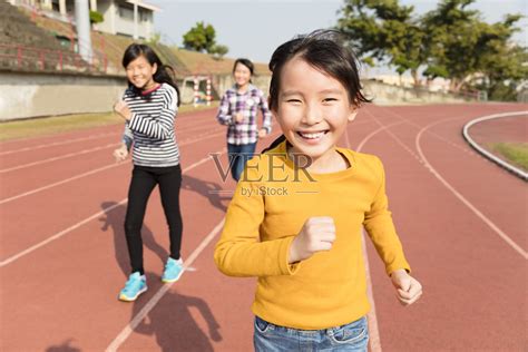 快乐的小女孩在跑道上奔跑照片摄影图片_ID:133337328-Veer图库