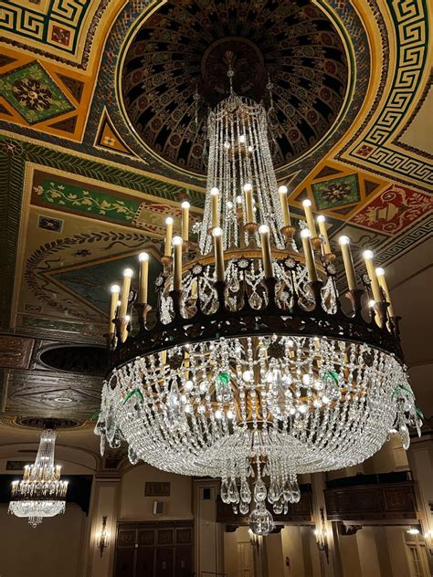 Man spends more than 1,300 hours restoring Detroit Masonic Temple chandeliers