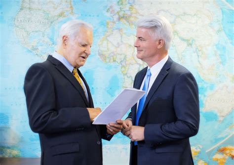 CFO vs CEO | Differences & Similarities | ExpenseIn