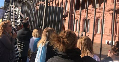 Un empleado de la Casa Rosada hizo un gesto contra los manifestantes y ...
