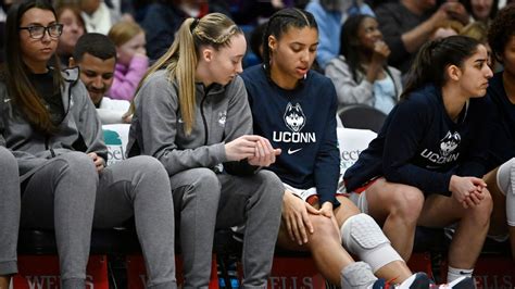 UConn's Azzi Fudd to miss more time after reinjuring knee - ESPN